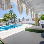 Toulas & Apts No2 *