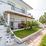 Toulas & Apts No2 *