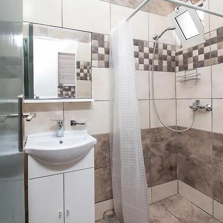 Toulas & Apts No2 * فاليراكي