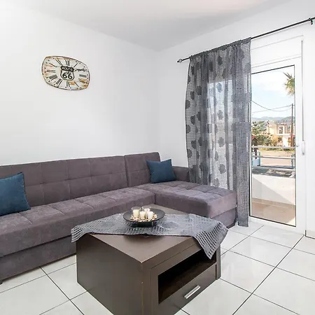 Toulas & Apts No2 * فاليراكي