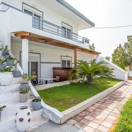 Toulas & Apts No2 *