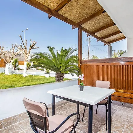 Toulas & Apts No2 شقة *