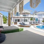 Toulas & Apts No2 *